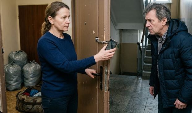 Твое мнение здесь никого не интересует, помалкивай, — рявкнул муж при своих друзьях. Собрала вещи и выставила его на глазах у гостей