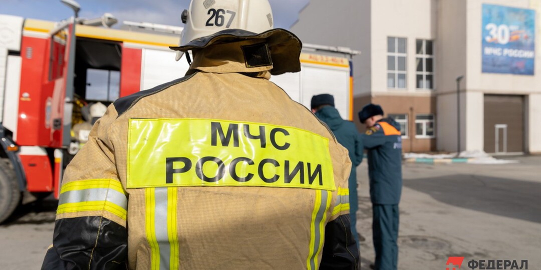 Спасатели Якутии эвакуировали 14 человек из зоны подтопления на реке Яна