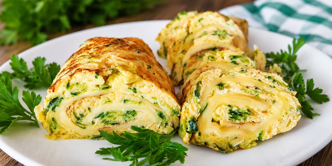 Яичный рулет с кабачком и сыром за 15 минут - вкусный завтрак из трёх ингредиентов