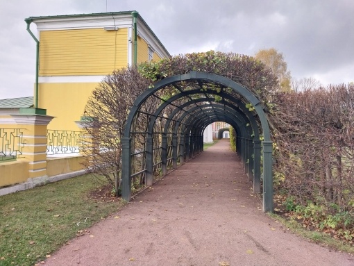 Арочная галлерея на входе в парк