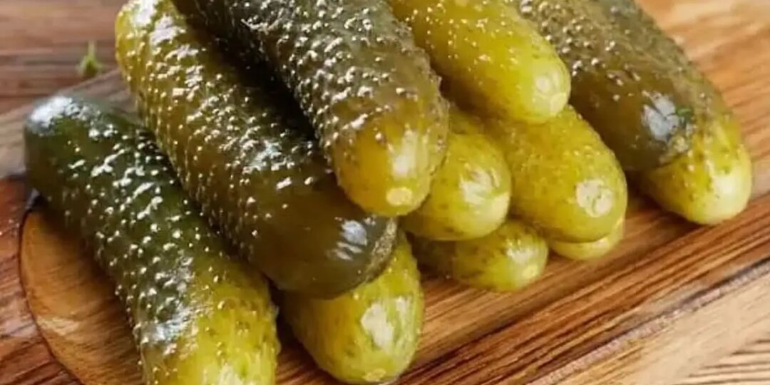 Солёные огурцы как из бочки — в обычной банке. Секрет, который изменил мои заготовки