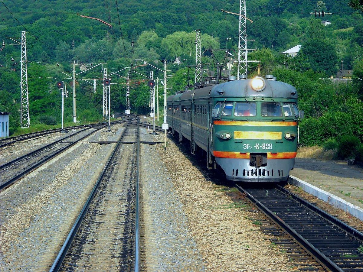 Советская электричка ЭР-2 в ливрее МПС СССР недалеко от Туапсе
