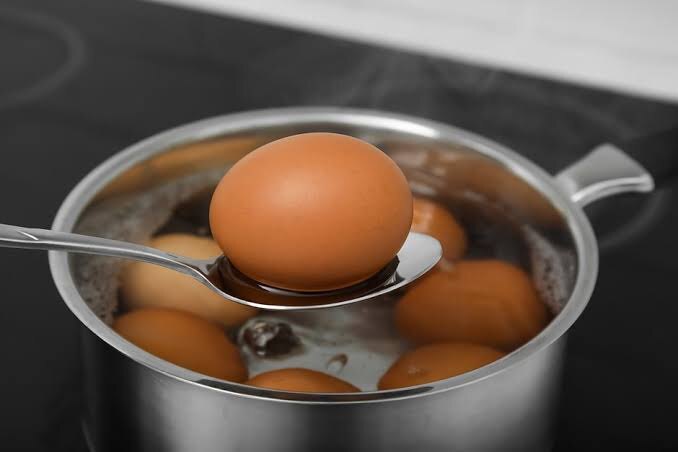 Почему яйца после варки нельзя охлаждать водой