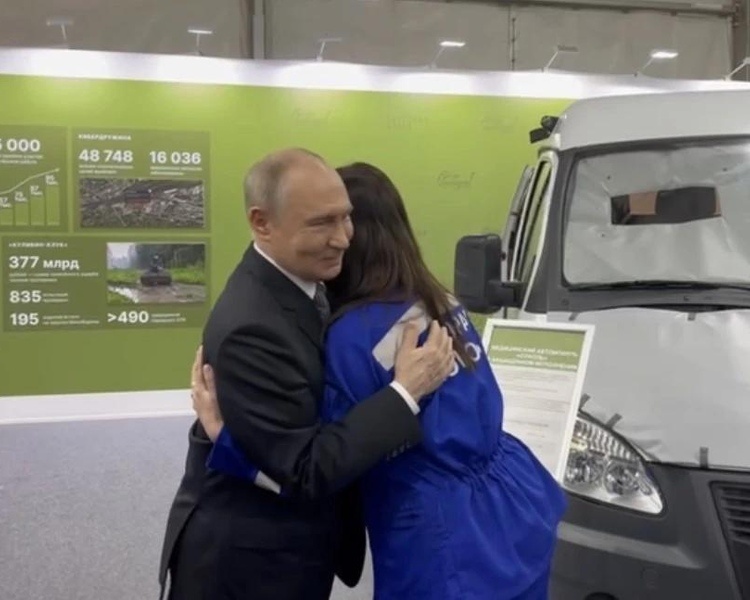    Президент Путин обнял фельдшера скорой помощи из Курской области Юлию Шабалину