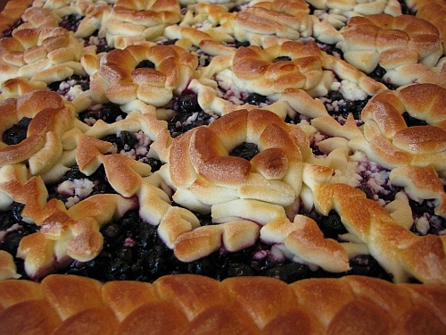 Открытый пирог с черникой и творогом