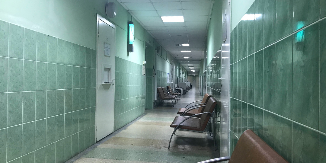 Омские врачи-офтальмологи достали клеща из глаза пятилетней девочки