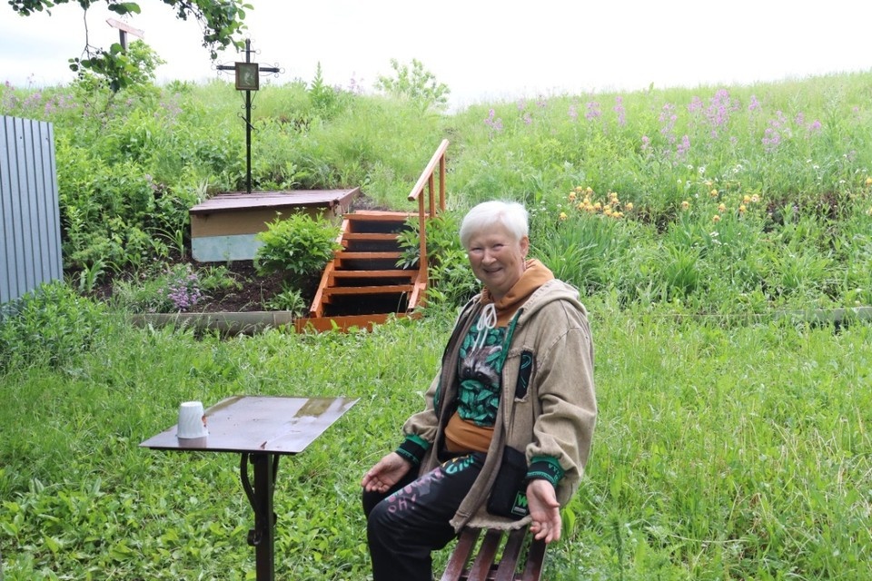    Надежда Михайловна не может пройти мимо мусора. Фото: предоставлено героем материала