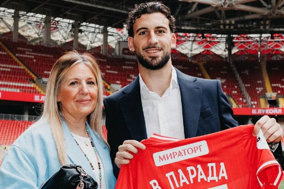 Испанский защитник Виктор Парада на презентации в "Спартаке" с мамой. Фото из интернета.