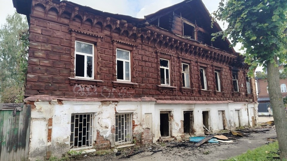 Сильный пожар в доме-памятнике в Костроме не станет причиной для его сноса