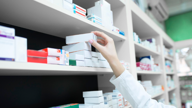 Фото: https://www.magnific.com/free-photo/closeup-view-pharmacist-hand-taking-medicine-box-from-shelf-drug-store_11036160.htm#