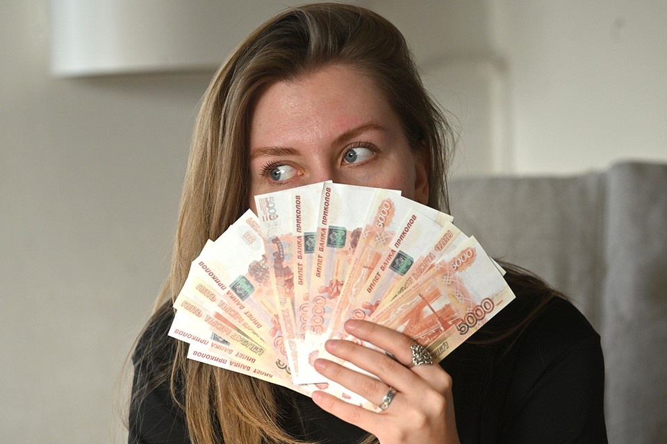    В России считают богатыми людей с доходом от 393 000 рублей. Евгения ГУСЕВА