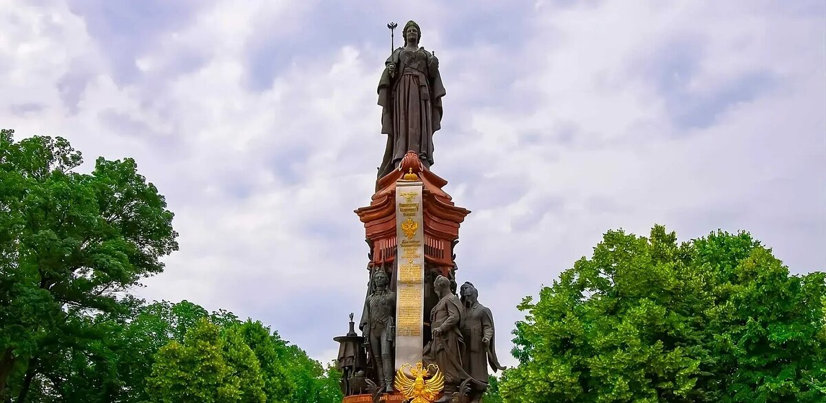 Оригинал — памятник Екатерине II, один из символов Краснодара.
