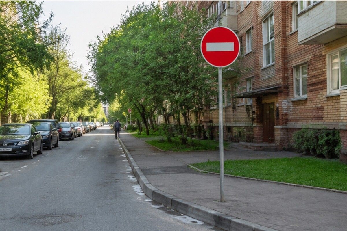 «Кирпич» во дворе предупреждает, что здесь одностороннее движение и въезд запрещен. Источник: нейросеть📷
