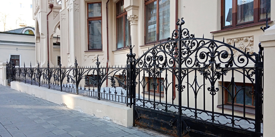 Кованая ограда особняка Новиковых в Москве