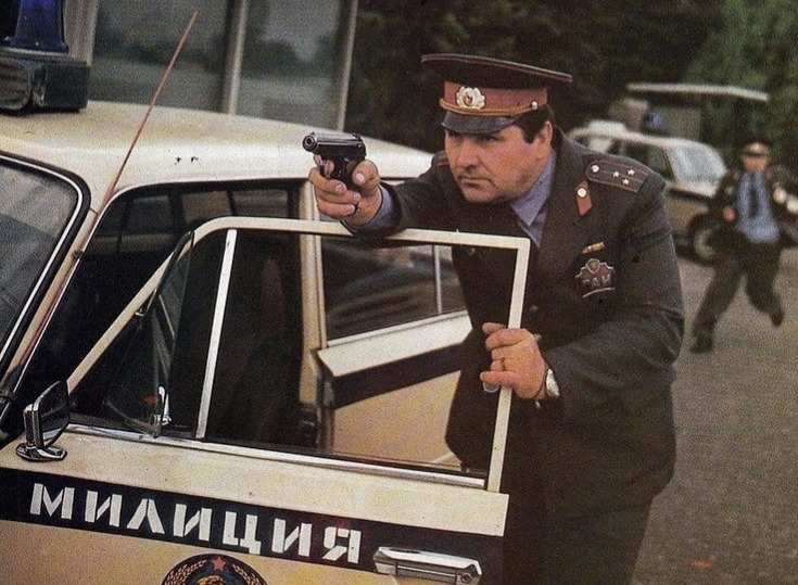 Люди в штатском и люди в форме