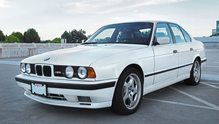 BMW E-34 выпускали с кузовами универсал и седан. Фото: wikimedia.org