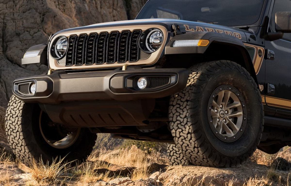 Передняя часть Jeep Wrangler Laredo