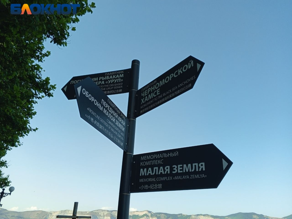 Морской пейзаж с горами на горизонте