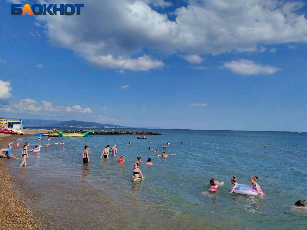 Чистое море и пляж в солнечный день