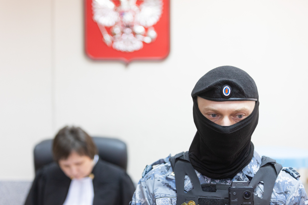 Пермские суды рассматривают резонансное дело в отношении ОПГ при крупном вузе, которых обвиняют в выдаче фальшивых документов мигрантам.  Фото: Иван Кабанов