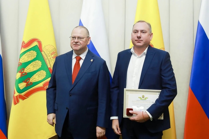 Губернатор О.Мельниченко наградил Владимира Вдонина за вклад в развитие промышленности региона