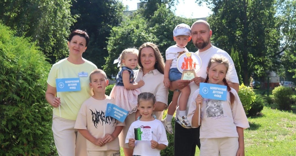 Семья ЮРЕВИЧЕЙ удостоена памятного знака Белорусского детского фонда
