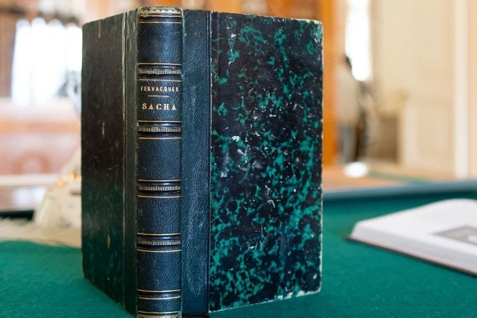    На форзаце книги сохранилась надпись на испанском языке. Фото: ГМЗ "Царское Село"
