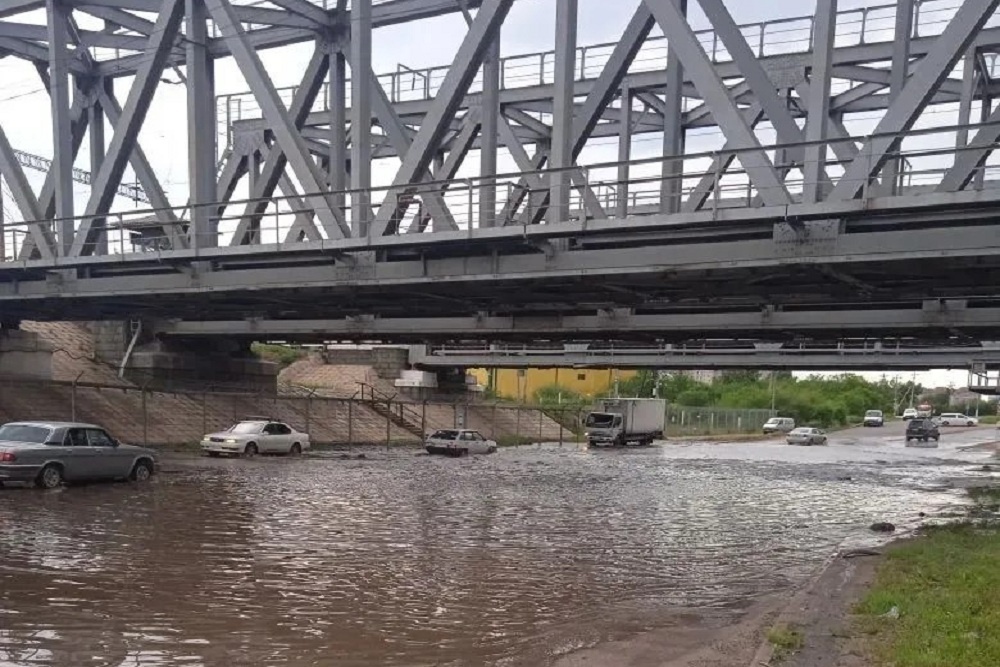    Вода из реки Чита вышла на улицу Лазо под железнодорожным мостом в 1-м микрорайоне краевой столицы. / Канал мэра Читы Инны Щегловой в MAX