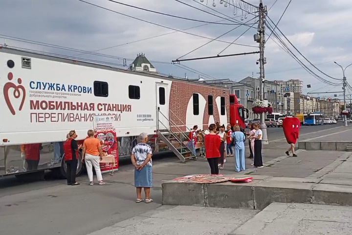 На площади Ленина проходит юбилейная акция «Помоги делом!»