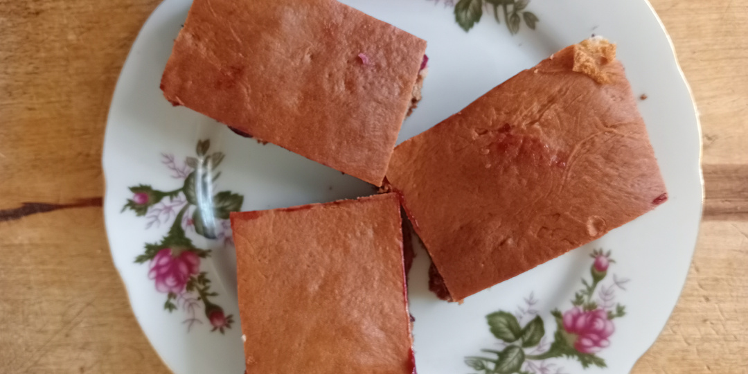 Летний пирог с иргой и вишней
