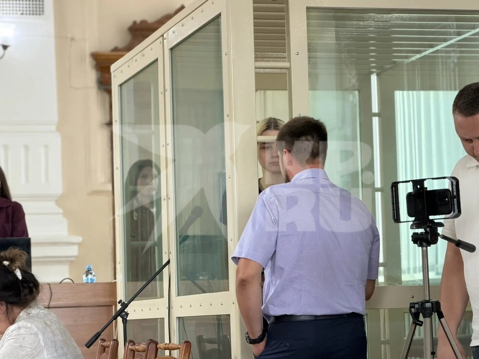    Перед началом заседания адвокат разговаривал с Екатериной. Анастасия ЗУБКОВА