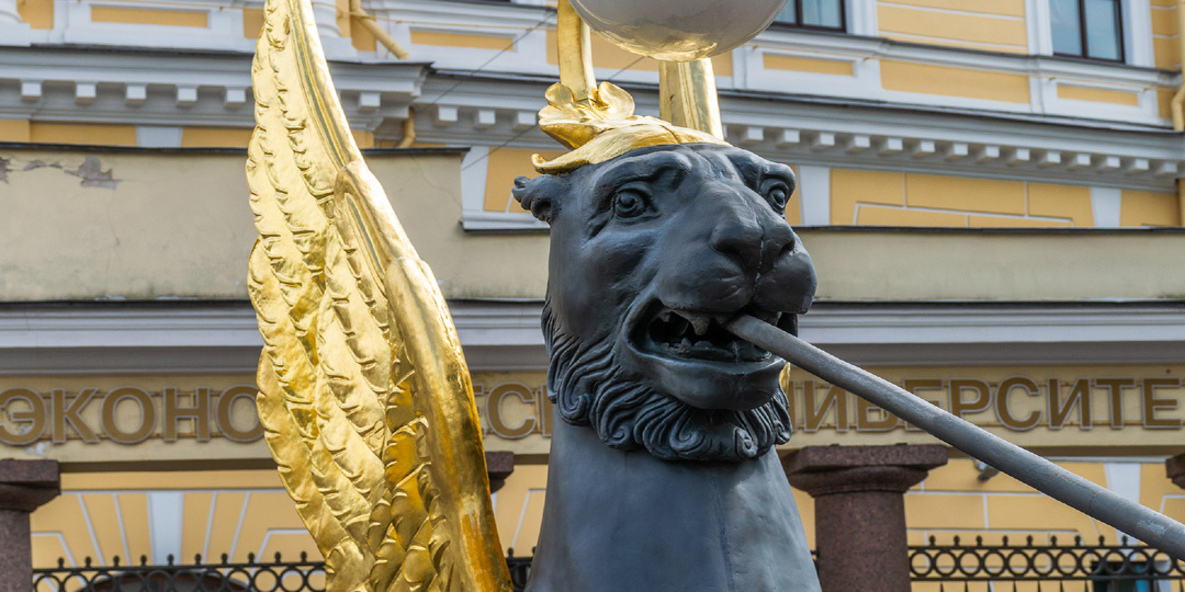 Банковский мост: крылатые хранители тайн Петербурга