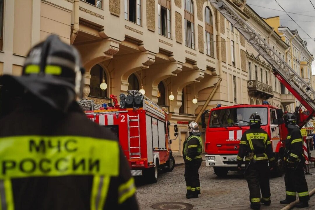    Тушение пожара в театре Комиссаржевской, 9 июля. Фото: МЧС по Петербургу