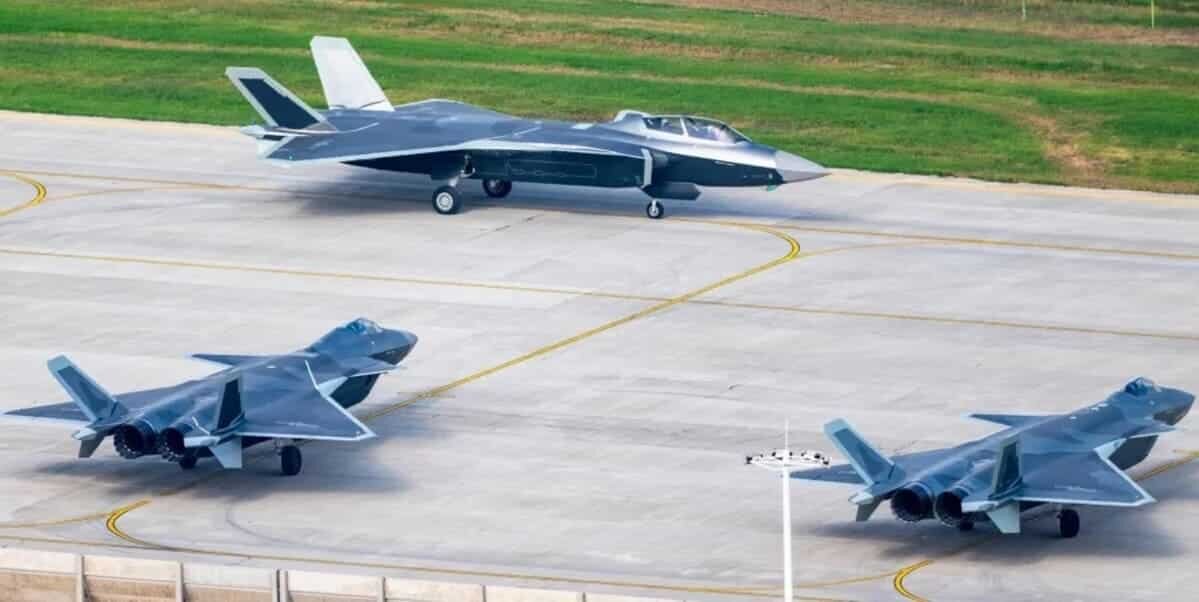    Двухместный J-20S (сверху), J-20A (снизу слева) и J-20 (снизу справа) / © Weibo