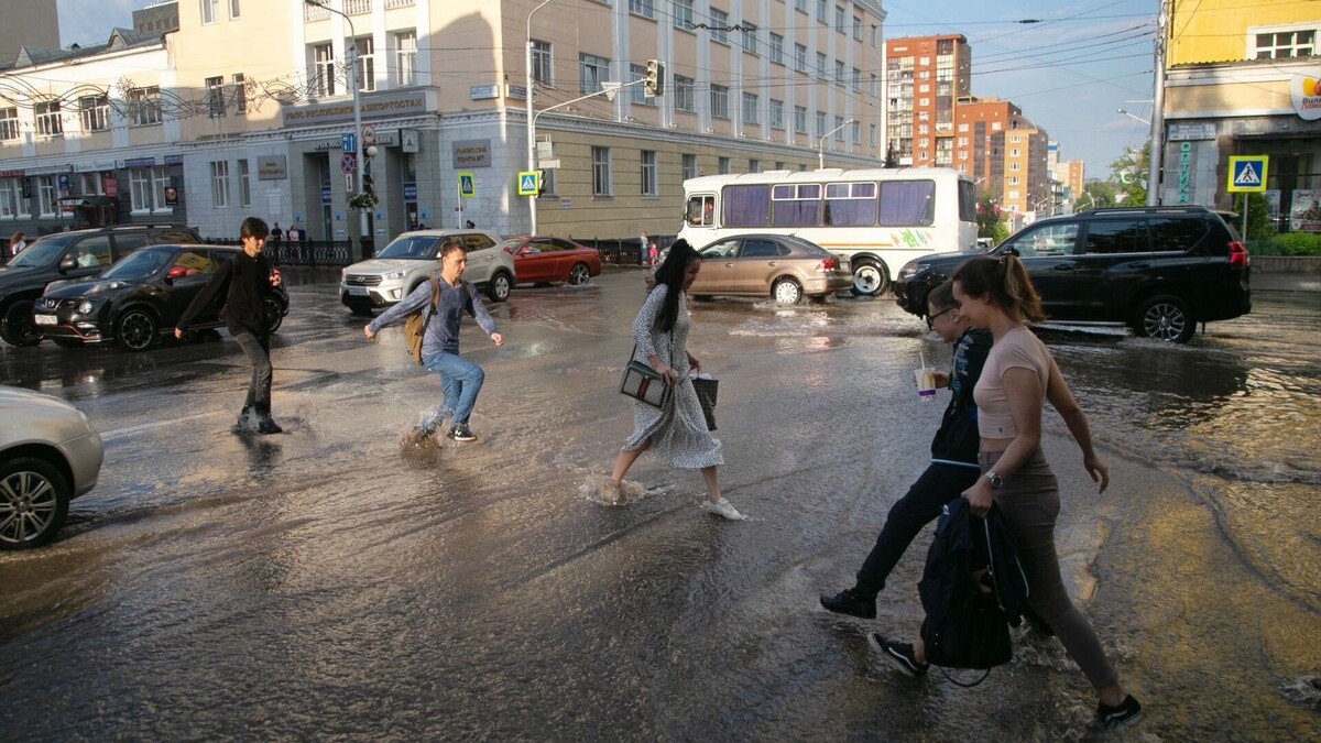    Мощный грозовой циклон принес на Урал осадки и грозы. Что ждет Югру?   1MI