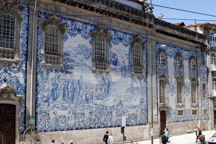 Порту,  стена собора Igreja do Carmo