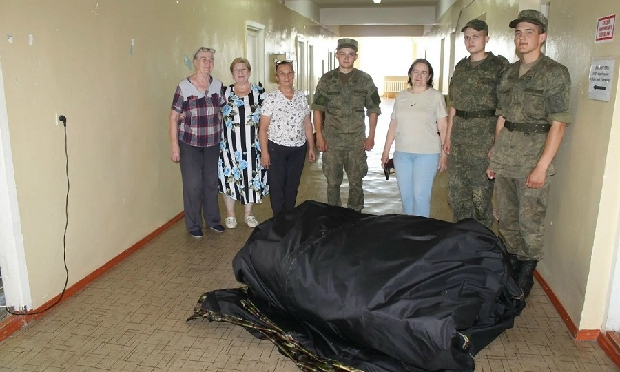 Сакмарские волонтеры отправляют на передовую антидроновые одеяла рекордных размеров