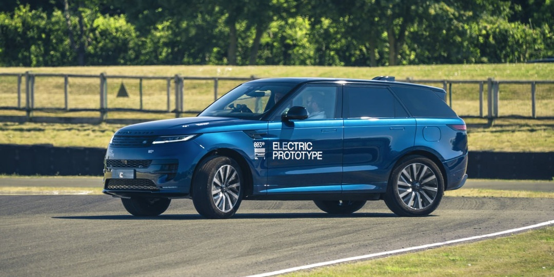 Range Rover выкатил электрокар из самолета