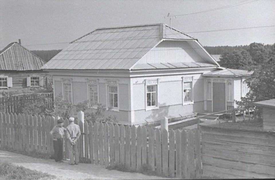    В поселке Казачий.. Источник: goskatalog.ru, архив АГКМ, Родионов Александр Михайлович