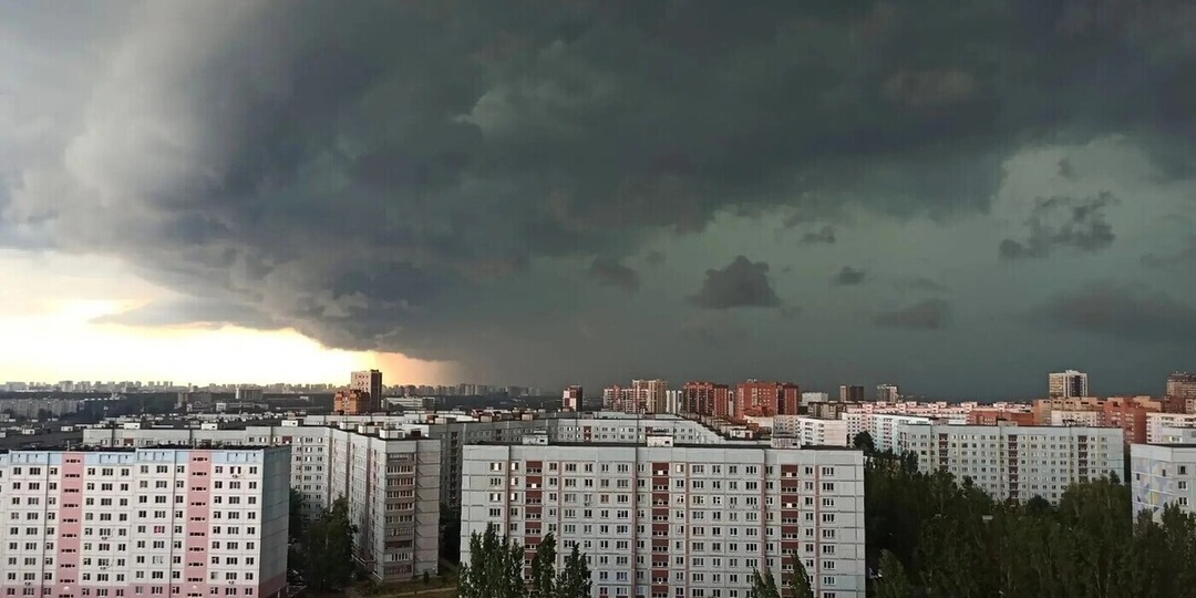 «Город ушедших под землю»: Как штормовая гроза парализовала Новосибирск, оставив без света тысячу домов