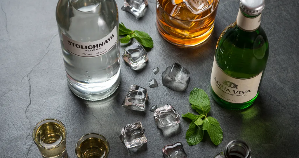 🥃🌡️ Почему хорошая, дорогая водка при комнатной температуре пахнет жестче, чем когда она ледяная, и как это спасает от покупки палёнки