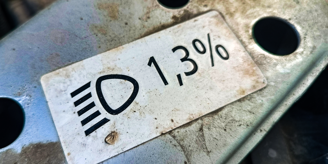 Что означает загадочная наклейка с фарой и надписью «1,3%» под капотом? Ответ знают далеко не все