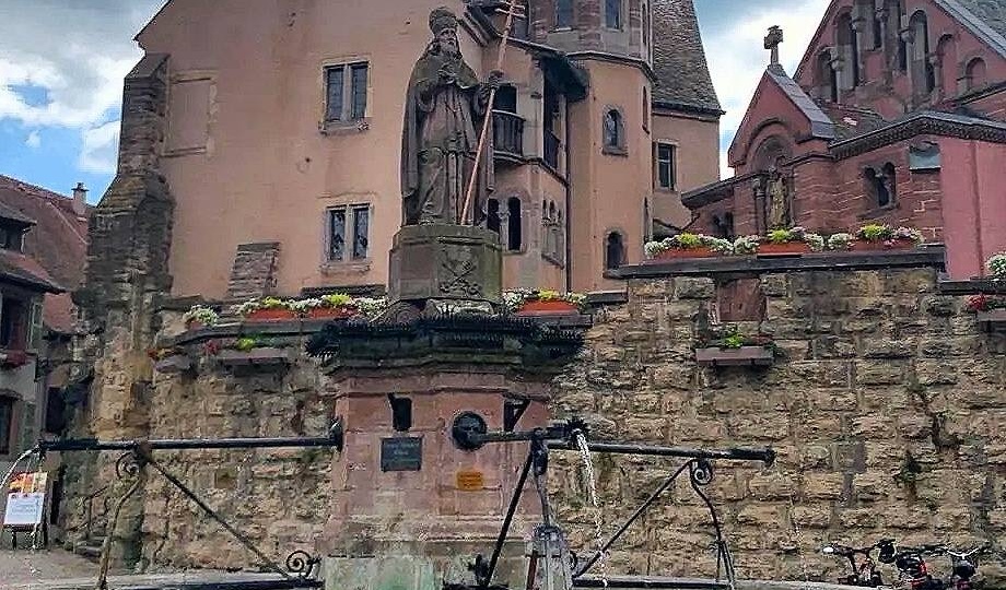 Франция : деревня Эгисхайм — жемчужина Эльзаса, где прошлое оживает в каждом камне и фрагмент черепа (теменной кости) Папы Римского Льва IX