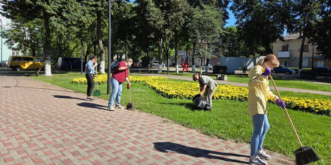 В Брянске благоустроили Липовую аллею в рамках традиционного "пятничника"