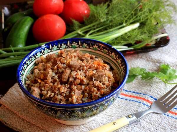 Мясо, печень, бобовые и зелень — источники железа; чай и кофе сразу после еды ему мешают