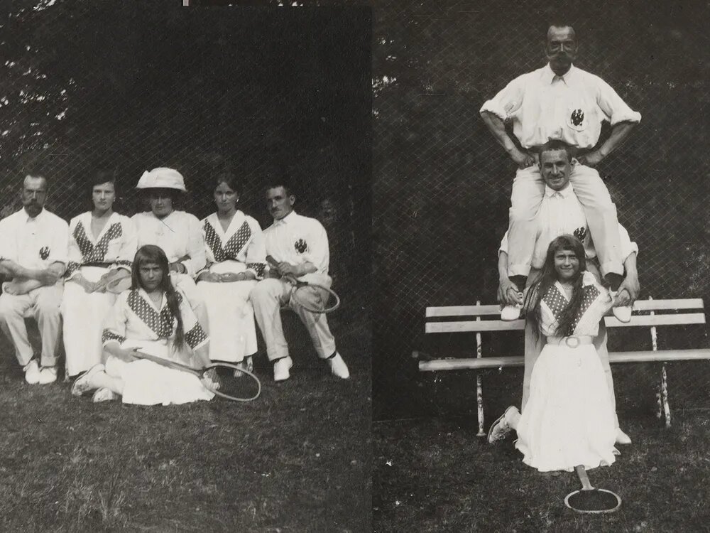 Слева Татьяна, Анастасия и Ольга Романовы позируют для фотографии со своим отцом Николаем II и двумя членами его свиты. Справа Анастасия стоит на коленях у подножия живой пирамиды, увенчанной царем. Библиотека редких книг и рукописей имени Бейнеке, Йельский университет.