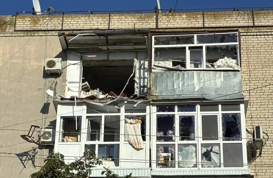    Дом оказался поврежден в результате удара дрона ВСУ. Фото - канал МАХ Евгения Балицкого