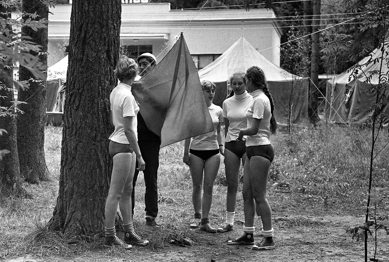 15 фотографий из советской эпохи: поющее оружие, свадебная стройка, сильные женщины и многое другое