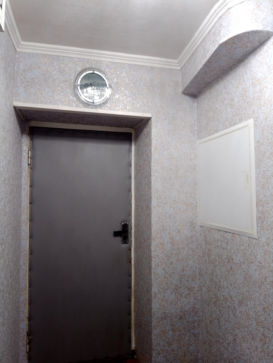Дополнительно люк заклеиваю молярным скотчем, что бы в квартиру не проникали запахи и насекомые.
