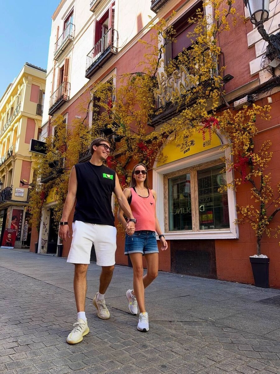    Дина Аверина поделилась фотографиями с мужем в его день рождения   Telegram-канал Dina Averina